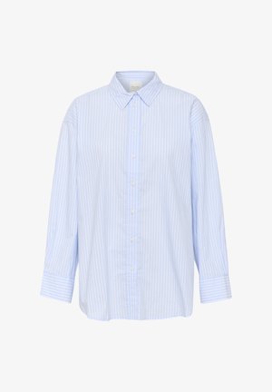 Jasnoniebieska koszula zapinana na guziki w paski, z kołnierzykiem, długimi rękawami i luźnym krojem. Wykonana z lekkiego materiału z pionowymi paskami.