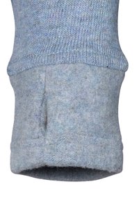 Lys blå uldstrik med en blød filtet tekstur ved manchetterne, der har en lige søm og subtile farvevariationer.