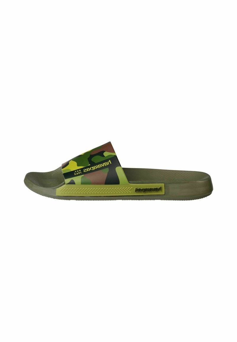 Le ciabatte slide mimetiche verdi presentano una suola in gomma testurizzata, una fascia larga con stampa mimetica verde, marrone e gialla, e il logo del marchio sul lato.