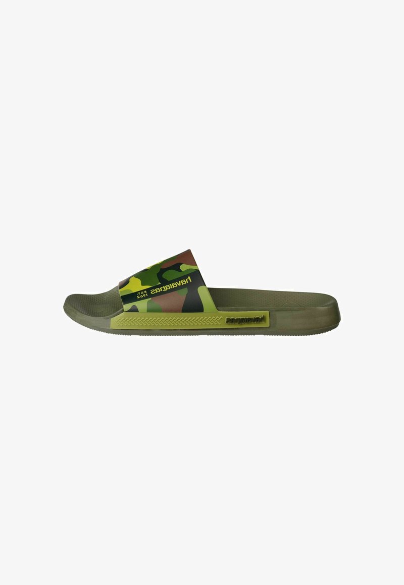 Groene camo schuifsandalen hebben een getextureerde rubberen zool, een brede band met camoprint in groen, bruin en geel, en het merkl logo aan de zijkant.