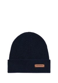 Cappello a maglia blu marina scuro con texture a coste e risvolto. Presenta un'etichetta rettangolare in pelle marrone con nome del marchio inciso.