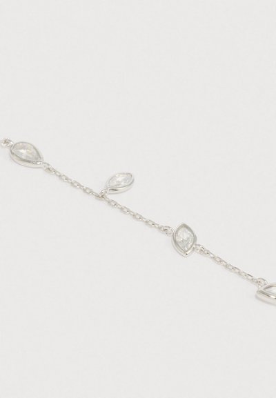 Pulseira em cadeia prateada com pedras preciosas claras em forma de marquise, alternando com pequenos detalhes em forma de folha, acabamento polido, design delicado.