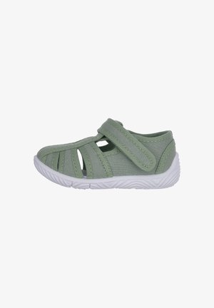 Sandale enfant vert clair avec bouts fermés, côtés découpés, semelle en caoutchouc blanc texturé et fermeture par bride Velcro.