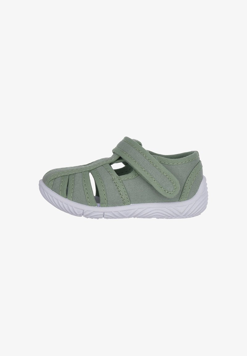 Sandale enfant vert clair avec bouts fermés, côtés découpés, semelle en caoutchouc blanc texturé et fermeture par bride Velcro.