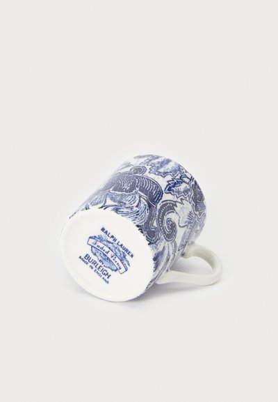 Tazza in ceramica bianca con motivo floreale blu, forma arrotondata e manico piccolo, con marchio sul fondo.