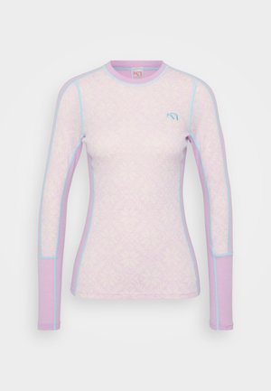 Langarmshirt in Pastellpink mit dezentem Schneeflockenmuster. Verfügt über hellblaue Nähte und einen klassischen Rundhalsausschnitt für eine figurbetonte Passform.
