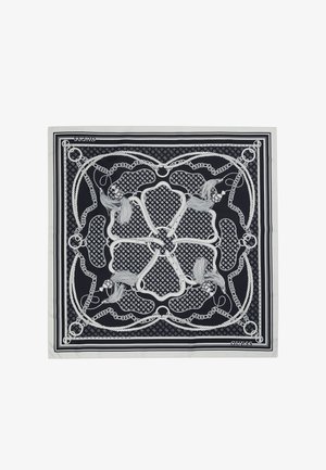 Foulard en soie présentant un fond bleu marine avec des motifs complexes de chaînes et de franges blanches, bordé d'un cadre blanc contrastant.