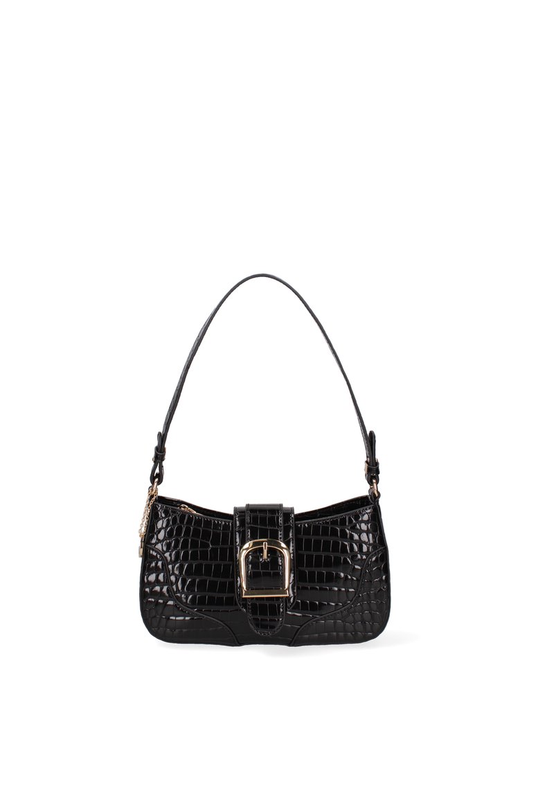 Borsa nera in pelle con effetto coccodrillo, dalla texture liscia, con forma strutturata, manico corto e dettaglio della fibbia dorata lucida.