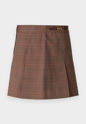 Brun rutet skjørt med oransje detaljer, med plisserte elementer, en tettsittende midje og en dekorativ gullhardwaredetalj på beltet.