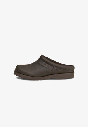 Sabot marron foncé avec une finition lisse et mate. Dispose d'une pointe arrondie, d'un talon bas et d'une semelle en caoutchouc texturée pour une meilleure adhérence. Détails de couture minimaux.