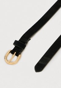 Sort ruskindsbælte med en guldfarvet spænde i metal, karakteriseret ved en glat tekstur og en tilspidset ende. Enkel design med en klassisk spænde detalje.