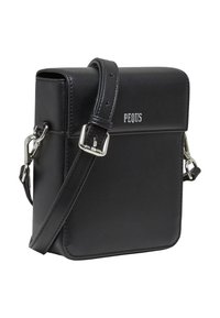 Čierna kožená crossbody taška s obdĺžnikovým tvarom, striebornými kovovými doplnkami, nastaviteľným popruhom a embosovaným logom na prednej strane.