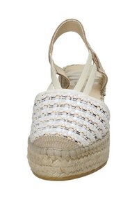 Espadrillas bianche intrecciate con suola in juta testurizzata, dotate di una fascia beige e lati elasticizzati per il comfort. Punta arrotondata con bordo decorativo.