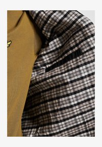 Selezionato, jet black