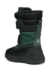 Botín de invierno negro y verde con una superficie texturizada, correas ajustables y una suela de goma texturizada para agarre y durabilidad.