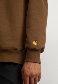 Carhartt WIP CHASE - Sweatshirt - chocolate/gold