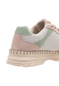 Zapatilla con una paleta de colores pastel en blanco, rosa claro y verde menta. Parte superior de cuero liso con costuras texturizadas y suela de espuma.