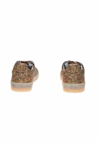 Un paio di sneakers basse con borchie dorate, fodera in stampa leopardata e suole in gomma traslucida, viste di spalle su uno sfondo bianco.
