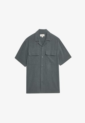 Kurzarmhemd aus dunkelgrauem Stoff mit einem Camp-Kragen, zwei Brusttaschen und Vorderknopfverschluss. Glatte Textur und lockere Passform.