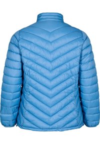 Giacca isolante blu con colletto alto, caratterizzata da un motivo a zig-zag e una texture liscia e lucida. Nessun hardware o accento visibile.