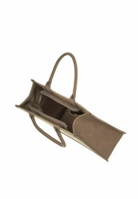 Sac fourre-tout en cuir fauve avec une texture tissée, design ouvert et deux poignées robustes. Comprend un compartiment intérieur pour l'organisation.