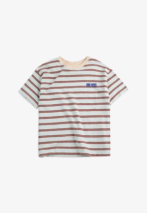 T-shirt à manches courtes pour tout-petit avec des rayures rouges horizontales sur fond blanc et un col beige, présentant un petit texte bleu « BOBO CHOSES » sur la poitrine.