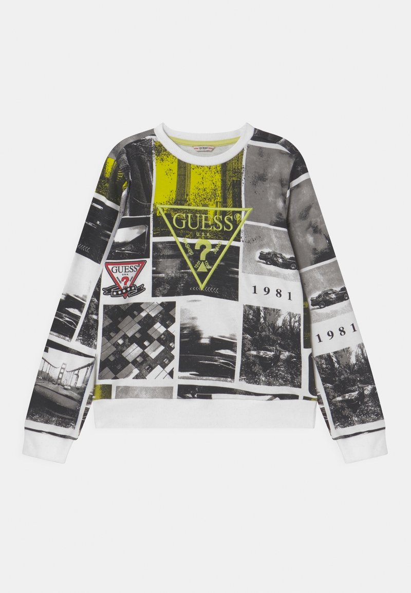 Sudadera blanca con un collage de imágenes en blanco y negro, con acentos en verde y amarillo, logotipos de GUESS y un cuello acanalado.
