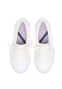 Sneakers bianchi in tela con design a lacci, punta arrotondata e fodera interna a contrasto rosa e blu. Presentano dettagli di cuciture minime.