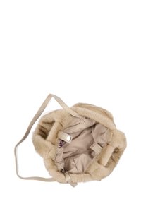 Bolso de cubo de piel sintética beige con un interior suave, bolsillo con cremallera y correa ajustable. Forma redonda con textura suave.