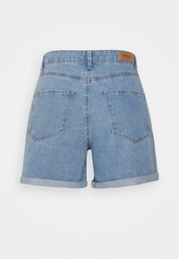 Shorts di denim blu chiaro con orlo ripiegato. Presentano due tasche posteriori e un'etichetta in pelle marrone sulla vita.