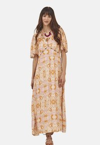 Vestido maxi en melocotón claro con patrones florales en naranja y rosa. Presenta mangas cortas y un escote en V modesto. Tejido suave y fluido.