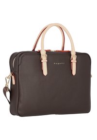 Bolso de cuero marrón texturizado con asas de color crema, herrajes dorados y correa ajustable. Presenta dos correas con hebillas y un logotipo embellecido.