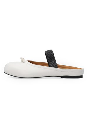 Weißer flacher Mules-Schuh mit abgerundetem Zeh, schwarzem strukturiertem Riemen über dem Spann, braunem Innenfutter und schwarzer Sohle auf weißem Hintergrund.