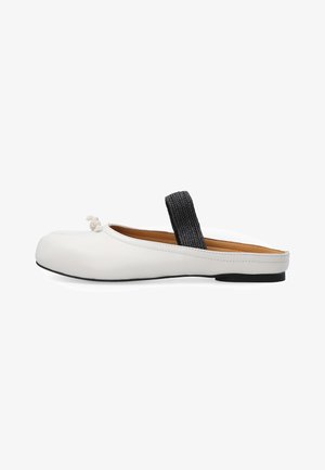 Weißer flacher Mules-Schuh mit abgerundetem Zeh, schwarzem strukturiertem Riemen über dem Spann, braunem Innenfutter und schwarzer Sohle auf weißem Hintergrund.