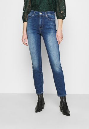 Jeans azul de cintura alta com um corte slim, desvanecendo de escuro para claro, design de cinco bolsos e fecho em botão de metal na cintura.