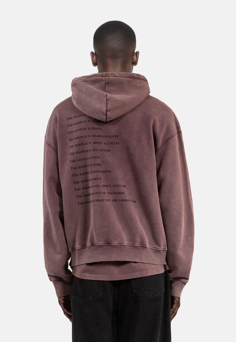 Oversized, hoodie in stoffig mauve met een vervaagde textuur. Bevat zwarte tekst met zinnen op de achterkant. Casual pasvorm, gebreid materiaal.
