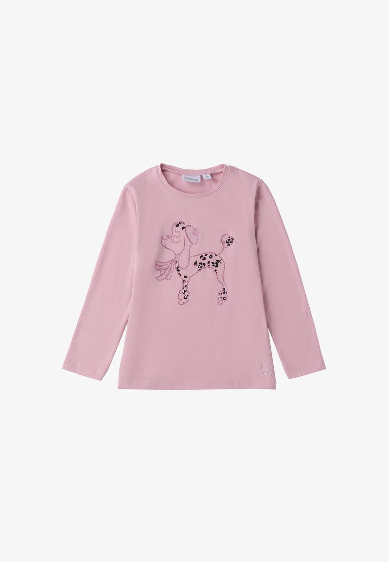 Chemise longue rose en tissu doux avec un design de caniche et des taches noires, ainsi qu'une écharpe flottante. Accents texturés sur la chemise.
