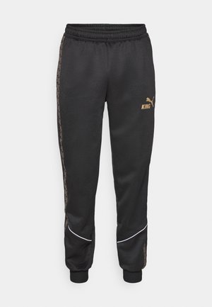 Sorte sweatpants med elastisk talje, prydet med guld "KING" tekst, et PUMA-logo, sidelister og hvide detaljer ved manchetterne.