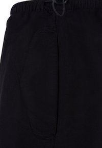 Sorte shorts lavet af let væv med elastisk talje, med en sidelomme og subtile stiksyninger.