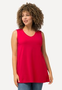 Mouwloze rode tanktop met een V-hals ontwerp, gemaakt van zachte stof, met een relaxed pasvorm die uitloopt vanaf de buste.