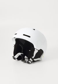 Hvit ski-hjelm med en glatt overflate, flere ventilasjonsluker, polstret innside og justerbar hakerem for sikker passform.