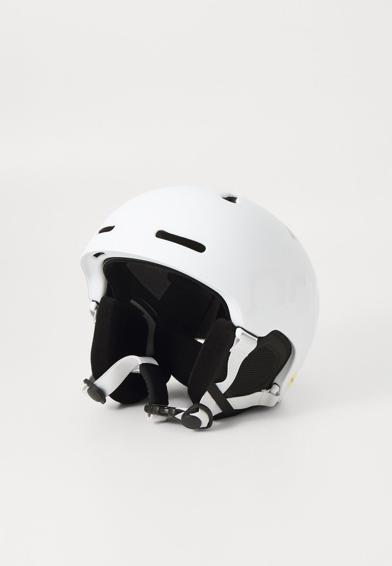 Hvit ski-hjelm med en glatt overflate, flere ventilasjonsluker, polstret innside og justerbar hakerem for sikker passform.