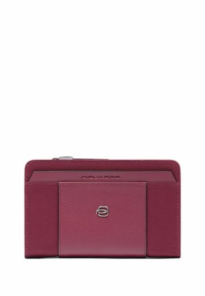 Portefeuille en cuir bordeaux au fini lisse, doté de plusieurs emplacements pour cartes, d'une poche avant et d'un logo en relief. Forme rectangulaire avec fermeture à zip.