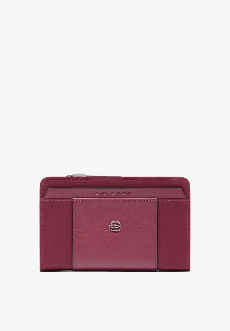 Cartera de cuero burdeos con textura suave, que cuenta con múltiples ranuras para tarjetas, un bolsillo delantero y un logotipo en relieve. Forma rectangular con cierre de cremallera.
