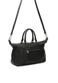 Fekete bőr tote táska két felső fogantyúval, levehető vállpánttal, elülső cipzáras zsebbel és sima, texturált kivitelben.