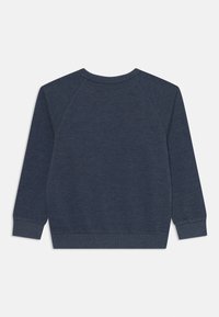Sudadera azul marino con mangas raglán, cuello redondo y puños ribeteados. Fabricada con un tejido texturizado, presenta un diseño liso sin adornos.