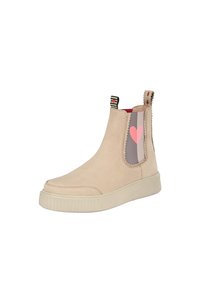Beżowy zamszowy botek za kostkę z gumową podeszwą, z kolorowymi bocznymi panelami i grafiką serca. Zawiera paskowaną naszywkę z tyłu.