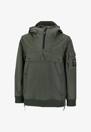 Grøn hættejakke med forlomme, sorte skibukser, sorte handsker og et blågrønt ski med bindinger. Sort hjelm og spejlreflekterende skibriller.