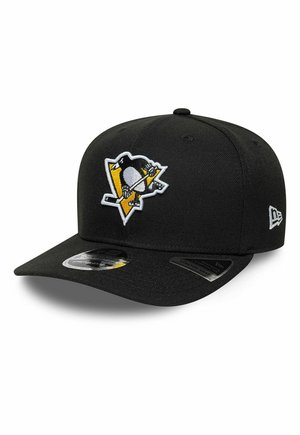 Schwarze Baseballkappe mit Pittsburgh Penguins Logo, das einen Pinguin zeigt, der einen Hockeyschläger hält, und New Era Logo an der Seite.