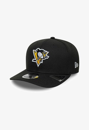 Schwarze Baseballkappe mit Pittsburgh Penguins Logo, das einen Pinguin zeigt, der einen Hockeyschläger hält, und New Era Logo an der Seite.